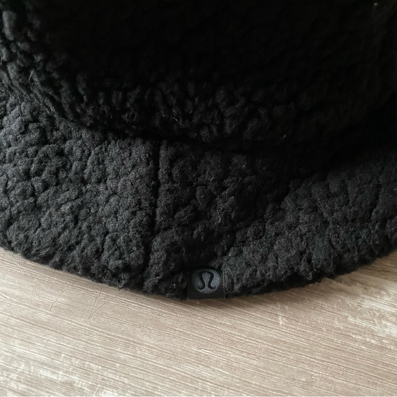 Size S/M NWT Lululemon Textured Fleece Bucket Hat - Black - Picture 3 of 10